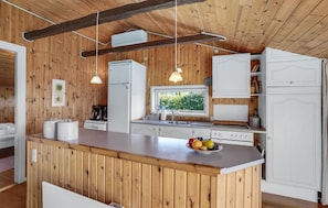 Réfrigérateur, surface de cuisson, lave-vaisselle, cafetière-théière