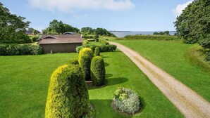 A well-maintained lawn with a gravel path leading to a building with a tiled roof. - Amazing home in Egernsund with WiFi (Egernsund)