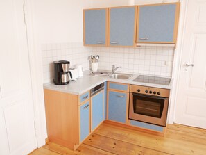 KĂŒhlschrank, Ofen, GeschirrspĂŒler, Wasserkocher mit Kaffee-/Teezubehör