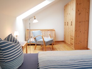 2 Schlafzimmer, Reisekinderbett, WLAN, Bettwäsche