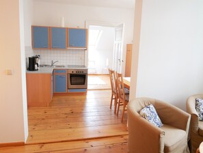 KĂŒhlschrank, Ofen, GeschirrspĂŒler, Wasserkocher mit Kaffee-/Teezubehör