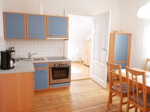 Een koelkast, een oven, een vaatwasser, een koffiezetapparaat/waterkoker