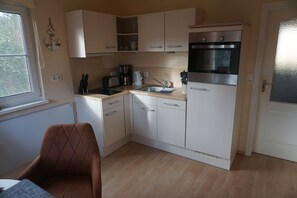 Kühlschrank, Ofen, Geschirrspüler, Hochstuhl