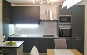 Kjøleskap, kokeplater, oppvaskmaskin og kaffetrakter/tekoker