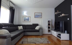 TV - Gorgeous apartment in Dugi Rat (Dugi Rat)