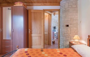 1 bedroom, travel cot, free WiFi, bed sheets