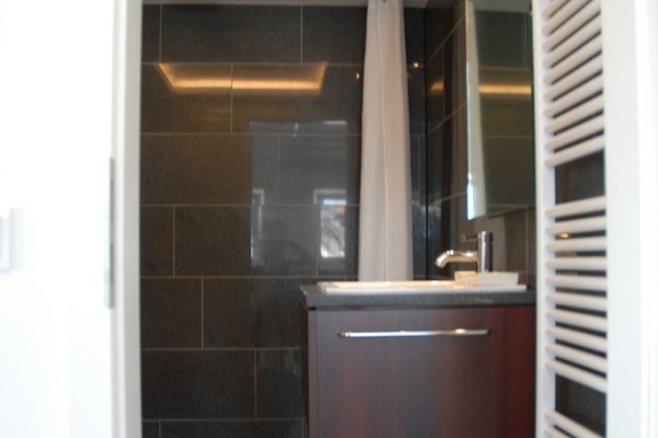 Naturstein im Duschbad mit WC und Bidet