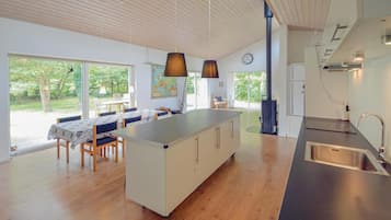 ثلاجة، موقد طهي مسطح، غسالة أطباق، ماكينة لصنع القهوة/الشاي