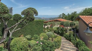 A landscaped garden with a stone pathway leading to a building with a red-tiled roof. - Lovely home in Laurena Cilento SA (Laurena Cilento SA)