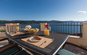 Outdoor dining - 1 bedroom gorgeous apartment in Komarna (Komarna)