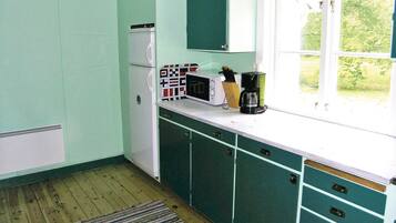 Refrigerador, parrilla de estufa y cafetera y tetera