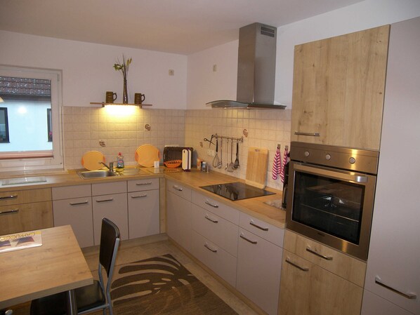 Kühlschrank, Mikrowelle, Ofen, Geschirrspüler