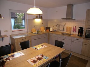 Jääkaappi, mikroaaltouuni, uuni, astianpesukone