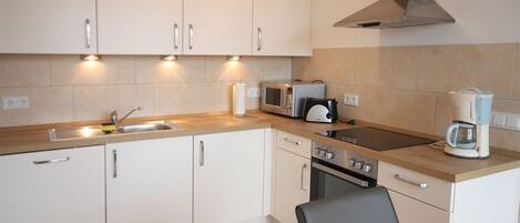 Jääkaappi, mikroaaltouuni, uuni, astianpesukone