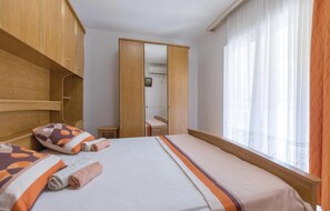 3 bedrooms, travel crib, free WiFi, bed sheets