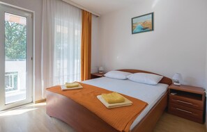 3 bedrooms, travel crib, free WiFi, bed sheets