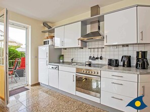 Een koelkast, een magnetron, een oven, een vaatwasser