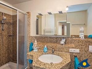 Shower, hair dryer, towels
