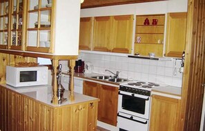 Fridge, stovetop, dishwasher, coffee/tea maker - Gorgeous home in Särna with kitchen (Särna)