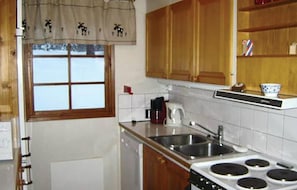 Fridge, microwave, stovetop, dishwasher - Gorgeous home in Särna with kitchen (Särna)