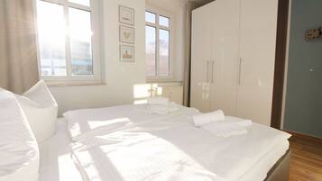 2 bedrooms, iron/ironing board, WiFi