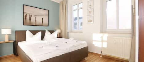 2 bedrooms, iron/ironing board, WiFi