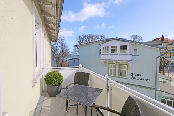 Unclassified image, 1 of 27, button