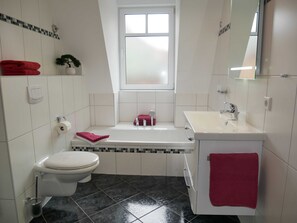 Regadera, secadora de cabello, toallas, papel de baño 