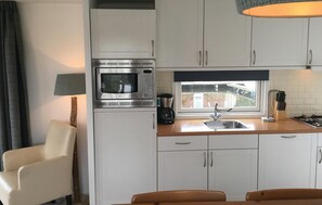 Réfrigérateur, micro-ondes, plaque de cuisson, lave-vaisselle