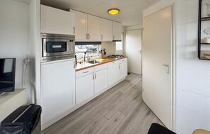 Kjøleskap, kokeplater, oppvaskmaskin og kaffetrakter/tekoker