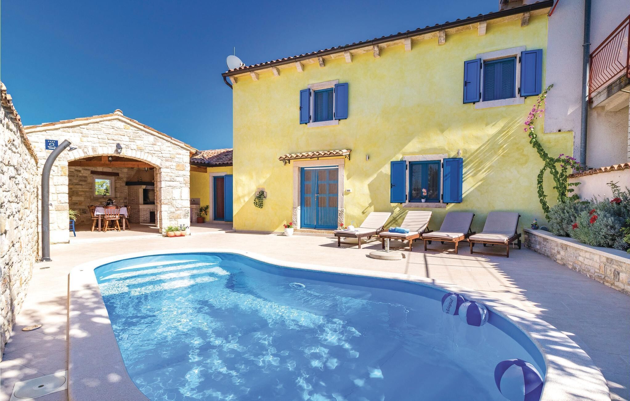 Utendørsbasseng og solsenger