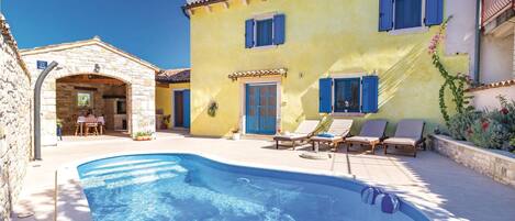 Utendørsbasseng og solsenger