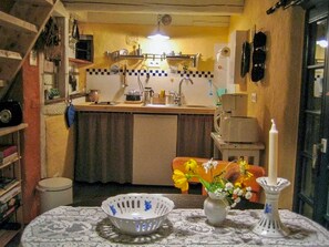 Réfrigérateur, micro-ondes, cafetiÚre/bouilloire, bouilloire électrique
