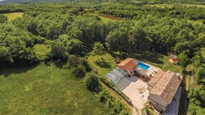 An aerial view of a rural property with a swimming pool, a small building, and surrounding greenery. - Stunning home in Sv.Petar u Sumi (Sv.Petar u Sumi)