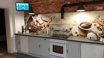 Kühlschrank, Mikrowelle, Ofen, Geschirrspüler