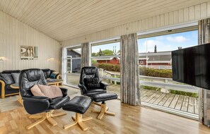 TV, fireplace, DVD player