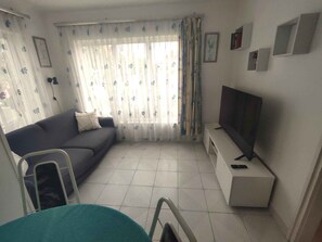 TV - Holiday apartment only 300m from the beach at Lake Balaton (Balatonmáriafürdő)