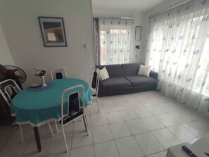 TV - Holiday apartment only 300m from the beach at Lake Balaton (Balatonmáriafürdő)