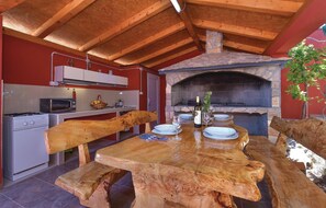 تناول الطعام بالخارج