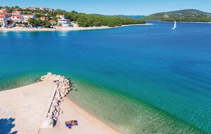 بالقرب من الشاطئ