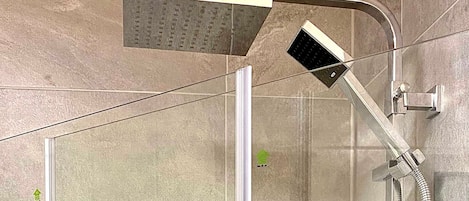 Dusch, hårtork, tvål och toalettpapper