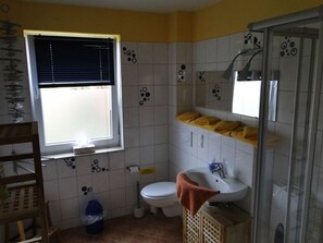 Haartrockner, Handtücher, Seife, Toilettenpapier