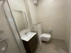 Regadera y papel de baño 