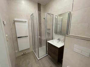 Regadera y papel de baño 