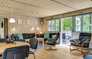 TV, fireplace - Amazing home in Ansager with WiFi (Ansager)