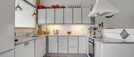 Køleskab, kogeplade, opvaskemaskine, kaffe-/temaskine