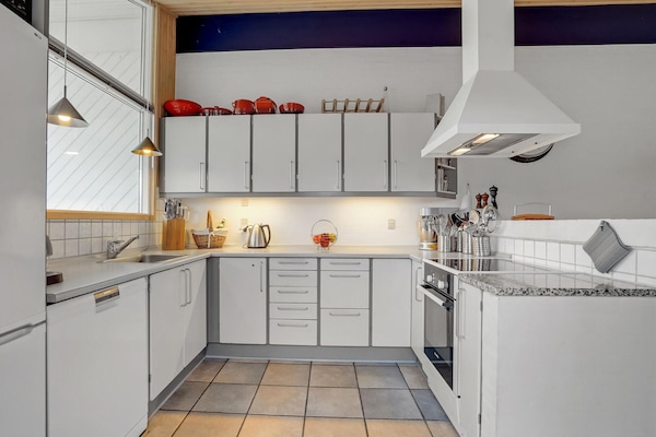 Frigorífic, placa de cuina, rentaplats i cafetera i tetera