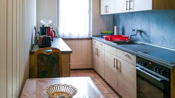 Kühlschrank, Herdplatte, Wasserkocher mit Kaffee-/Teezubehör