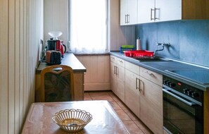 Kühlschrank, Mikrowelle, Herdplatte, Wasserkocher mit Kaffee-/Teezubehör