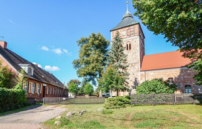 Lovely home in Schorfheide with WiFi